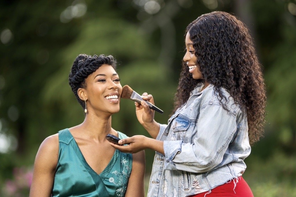 Dee working as a makeup artist