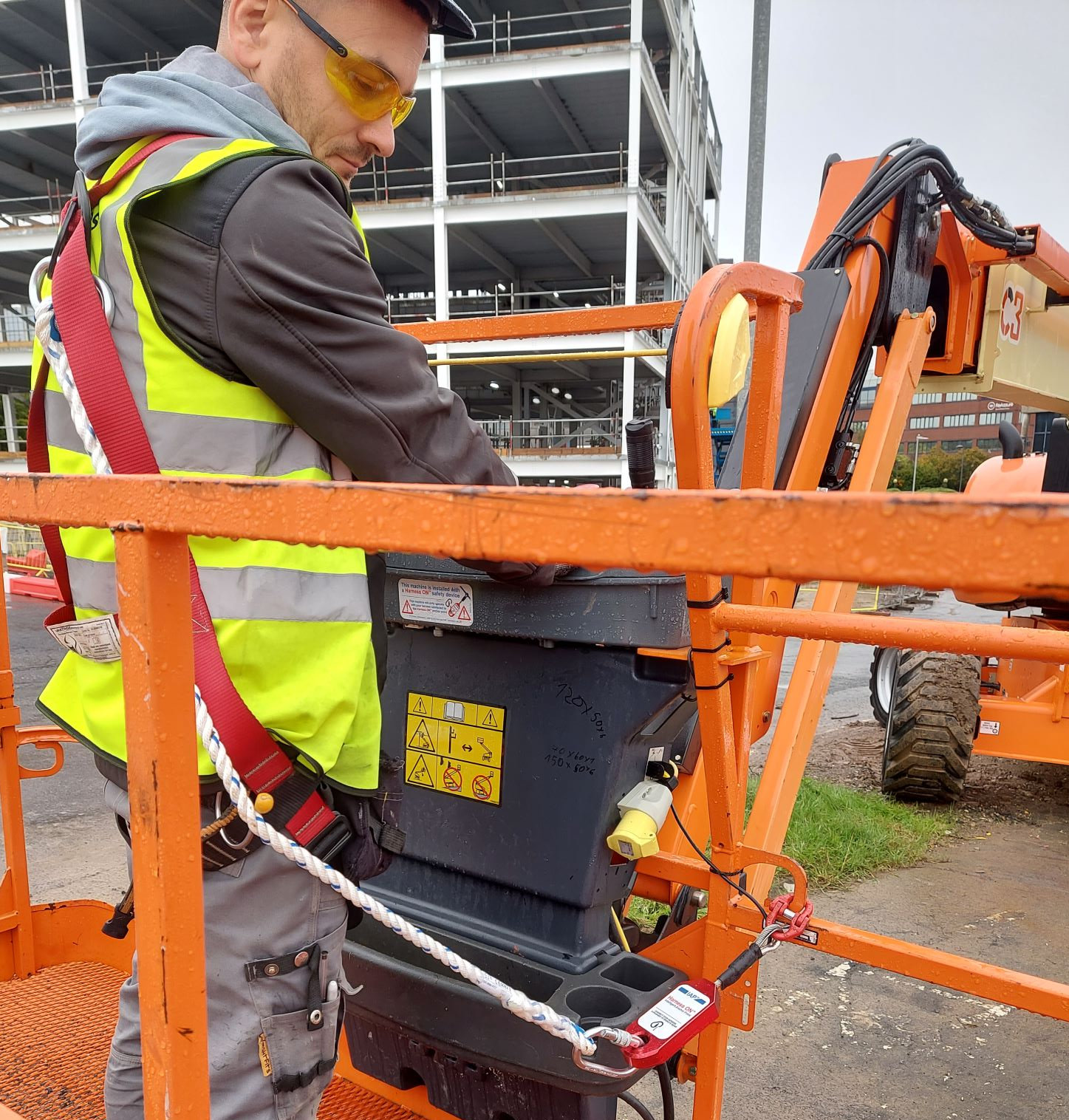 Mobile lifting platform harness 3.jpg